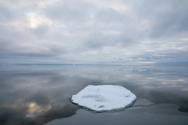 Kilátás Fagyos Téli Tengerparton Jég Képződmények — Stock Fotó