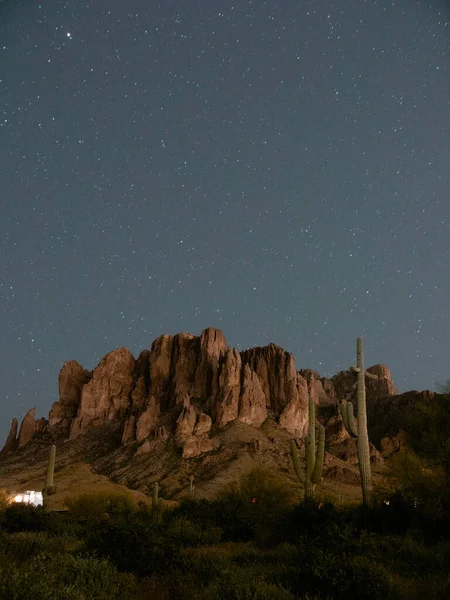 Incrível Tiro Uma Bela Paisagem Canyon Fundo Céu Estrelado — Fotografia de Stock