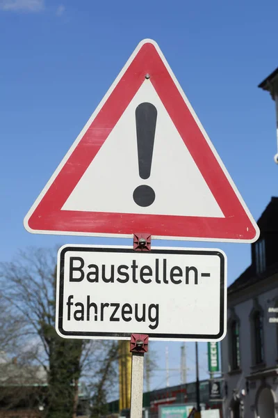 ドイツの太陽光の下で Baustellenfahrzeug 建設車両 道路標識の垂直ショット — ストック写真