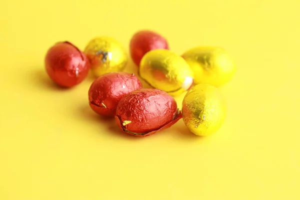 Detailní Záběr Čokoládových Velikonočních Vajec Zabalených Barevných Papírech — Stock fotografie
