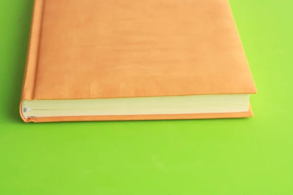 オレンジの革カバーが付いたノートブックのクローズアップ — ストック写真