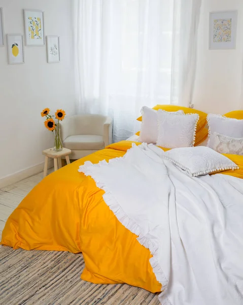 Vertical Shot Cozy Bedroom White Blanket Pillows — Stock Photo, Image