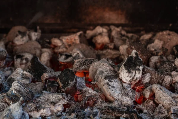 Tiro Perto Carvão Queimado Grelha — Fotografia de Stock