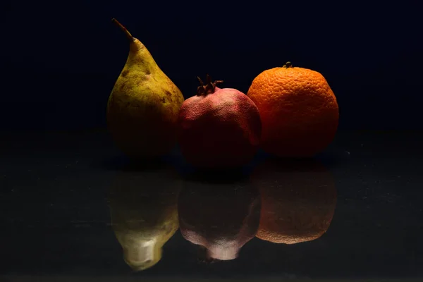 Egy Közeli Felvétel Száraz Gyümölcsökről Egy Fényvisszaverő Felületen — Stock Fotó
