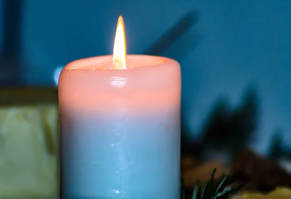 Tiro Close Uma Vela Azul Acesa Fundo Borrado — Fotografia de Stock