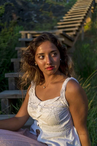 Tiro Foco Raso Uma Jovem Mulher Caucasiana Posando Câmera — Fotografia de Stock