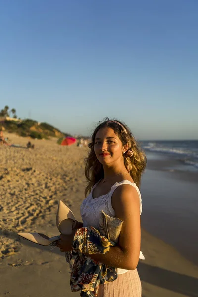 Tiro Foco Raso Uma Jovem Mulher Caucasiana Posando Câmera Perto — Fotografia de Stock