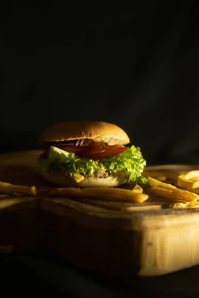 Tiro Vertical Delicioso Hambúrguer Com Batatas Fritas Uma Placa Madeira — Fotografia de Stock