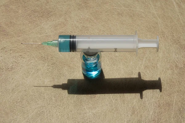 ベージュ地に注射器とアンプルのイラスト — ストック写真