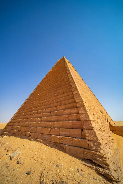 Pirâmide Restaurada Meroe Deserto Sudão Brilhando Luz Solar Brilhante África — Fotografia de Stock