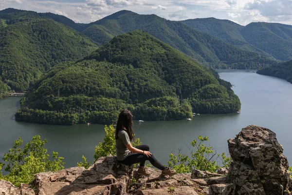 Chica Senderista Con Vistas Paisaje Del Lago Montaña Tarnita Transilvania —  Fotos de Stock