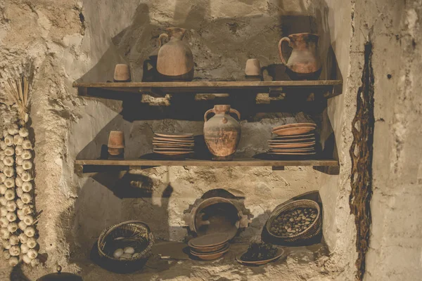 Çinde Eski Sofra Takımları Olan Bir Mutfak — Stok fotoğraf