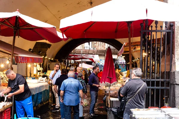 Catania Sicily Italy Oct 2016 Food Stalls Buyers People Looking — Stock Photo, Image