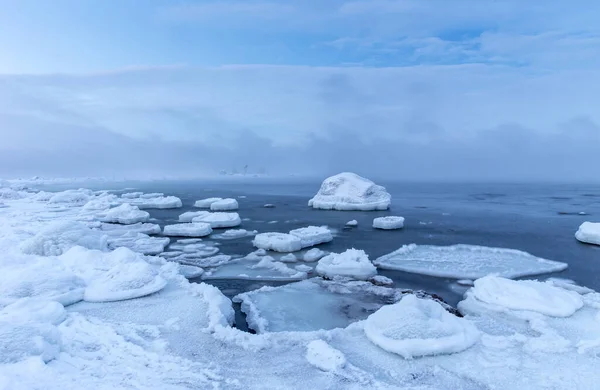 Havsutsikt Över Den Iskalla Vinterkusten Med Isformationer — Stockfoto