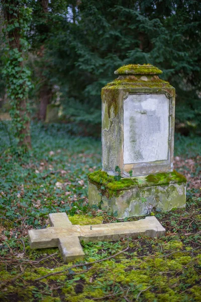 Ein Grabstein Und Ein Umgestürztes Steinkreuz Auf Einem Ehemaligen Friedhof — Stockfoto