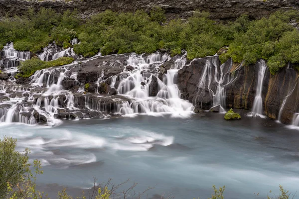 Καταρράκτες Του Hraunfossar Περιβάλλονται Από Πράσινο Κατά Διάρκεια Της Ημέρας — Φωτογραφία Αρχείου