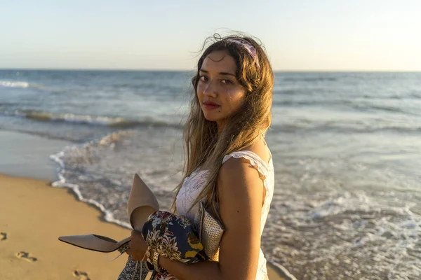 Shallow Focus Shot Young Caucasian Female Posing Camera Ocean — Stock Photo, Image