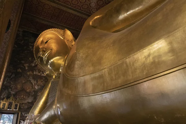 Nízký Úhel Záběru Reclining Gold Buddha Chrámu Wat Pho Bangkoku — Stock fotografie