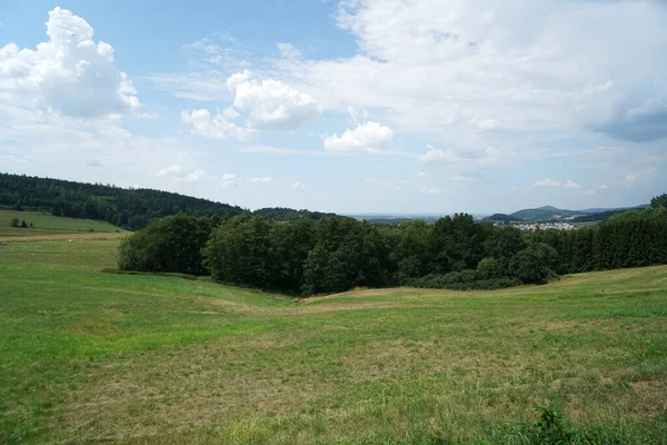 Eine Schöne Aufnahme Eines Feldes Auf Dem Hintergrund Des Himmels — Stockfoto