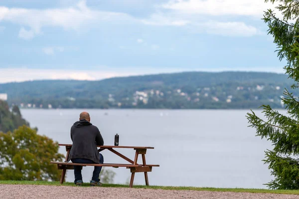 Partille Suecia 2020 Hombre Solitario Sentado Banco Con Vistas Lago — Foto de Stock