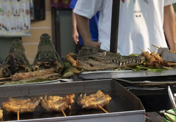 Een Openlucht Straat Etenswaar Markt Verkopend Gebakken Krokodil Vlees — Stockfoto