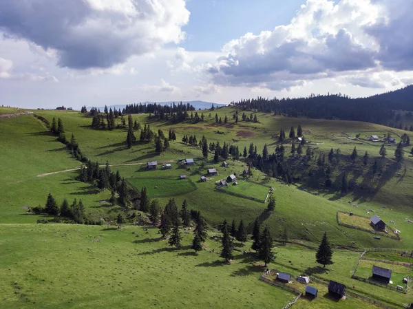 Uno Scatto Aereo Piccolo Villaggio Paesaggio Montano Incredibile Transilvania Romania — Foto Stock