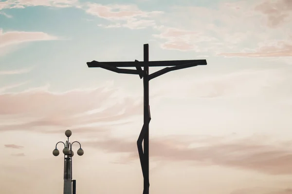 Een Dichtbij Shot Van Een Kruis Standbeeld Een Straat Lamp — Stockfoto