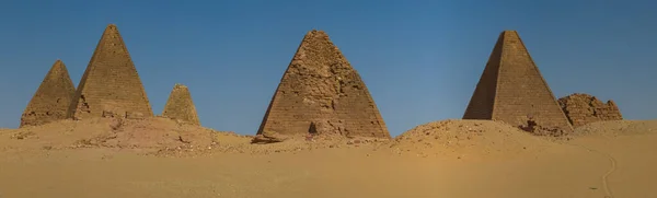 Панорамное Фото Высоком Разрешении Пирамид Возле Камиры Судане Африка — стоковое фото