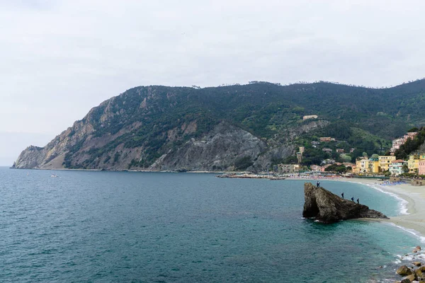 Falisty Ocean Otoczony Wysokimi Górami Włoszech — Zdjęcie stockowe
