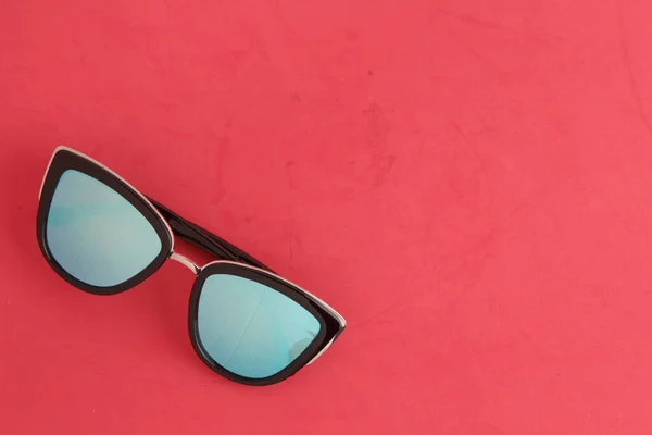 赤い表面のサングラスのトップビュー — ストック写真