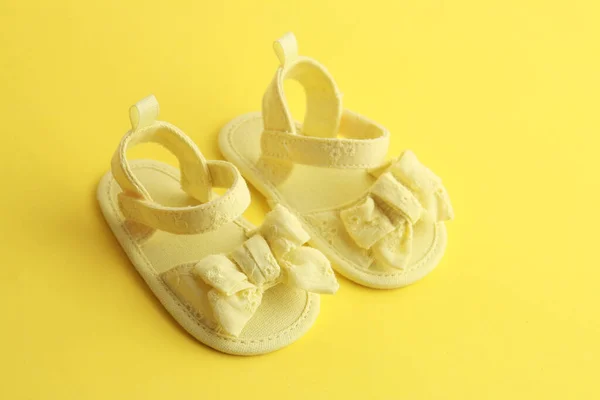 Een Sluiting Shot Van Baby Sandalen Het Gele Vlak — Stockfoto