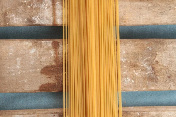 Une Vue Dessus Des Spaghettis Crus Sur Surface Bois — Photo