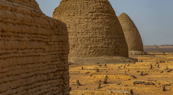 非洲苏丹沙漠北部的老东拉坟场和坟场坟墓 — 图库照片