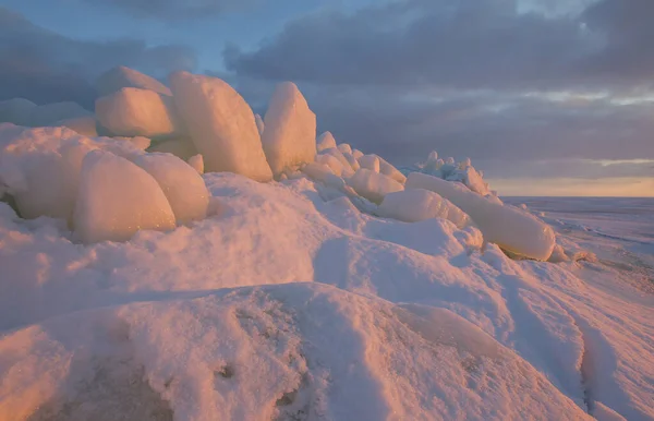 Uma Vista Pôr Sol Litoral Inverno Com Pilhas Pilhas Das — Fotografia de Stock