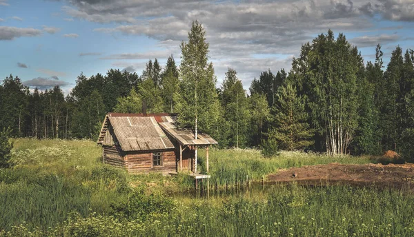 Plan Rapproché Une Petite Maison Près Étang Campagne Sur Fond — Photo