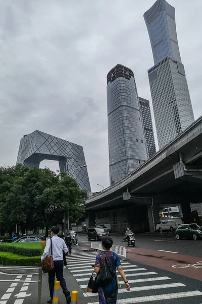 中国北京8月13日电 2020年8月13日 中央商务区Covid19大流行病中的商人在央视的背景下穿过马路 — 图库照片