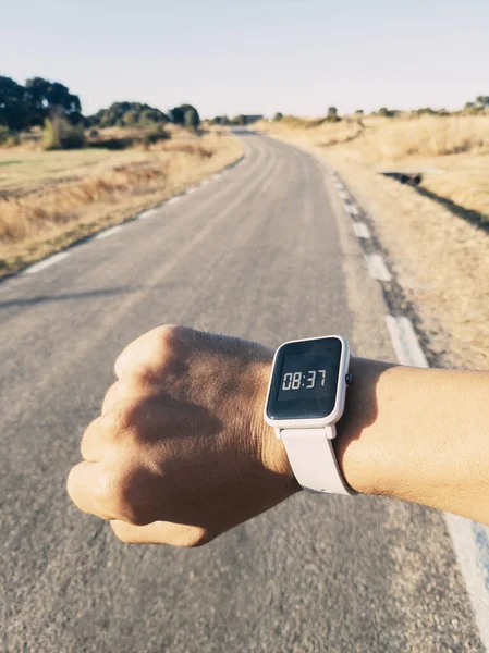 Corredor Mirando Tiempo Reloj Inteligente Corriendo Por Camino — Foto de Stock