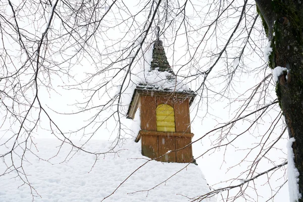 Sebuah Gambar Close Dari Menara Kayu Dengan Jendela Kuning Dan — Stok Foto