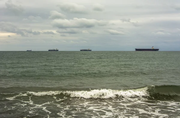 Quatro Navios Carga Linha Horizonte — Fotografia de Stock