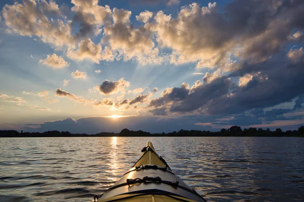 Yellow Kayak Beautiful Sunset Small Ploner Lake Dramatic Awan River — Stok Foto