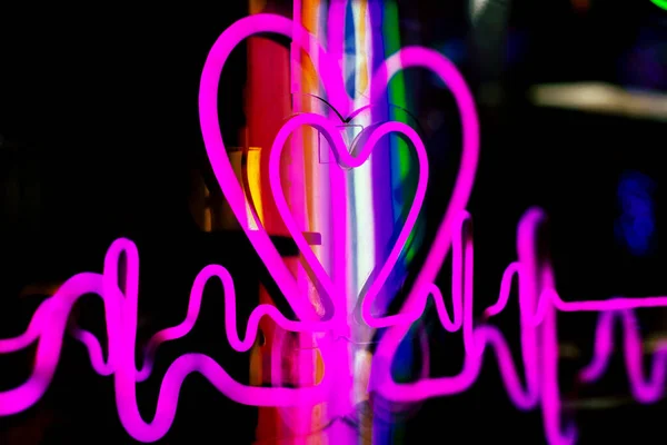 Display Neon Cuore Sulla Finestra Negozio — Foto Stock