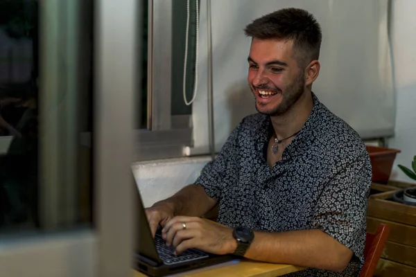 Joven Caucásico Sonriendo Mientras Trabajaba Con Portátil Casa — Foto de Stock