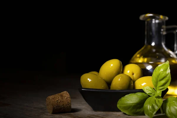 Een Close Van Olijven Basilicum Extra Vergine Olijfolie — Stockfoto