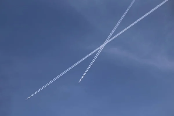 Die Langen Wolken Nach Den Flugzeugen Blauen Himmel — Stockfoto