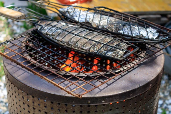 Närbild Fisk Som Steks Grill — Stockfoto