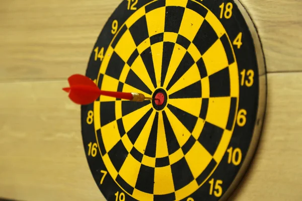 Ένα Βέλος Στην Bullseye Ενός Dartboard Έννοια Του Επιχειρηματικού Στόχου — Φωτογραφία Αρχείου