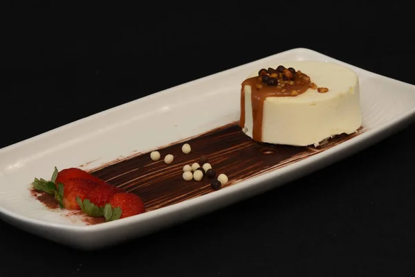 Närbild Bild Läcker Dessert Isolerad Svart Bakgrund — Stockfoto