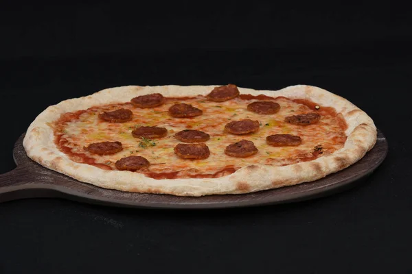 Eine Nahaufnahme Einer Pfefferoni Pizza Isoliert Auf Schwarzem Hintergrund — Stockfoto