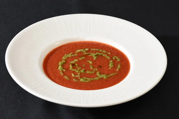 Nahaufnahme Eines Tellers Mit Tomatensuppe Auf Schwarzem Hintergrund — Stockfoto