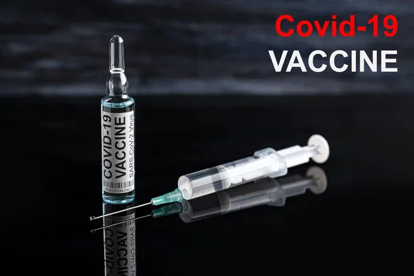 Covid Vakcina Ampulla Fecskendővel Coronavirus Sars Cov2 Sötét Háttér — Stock Fotó